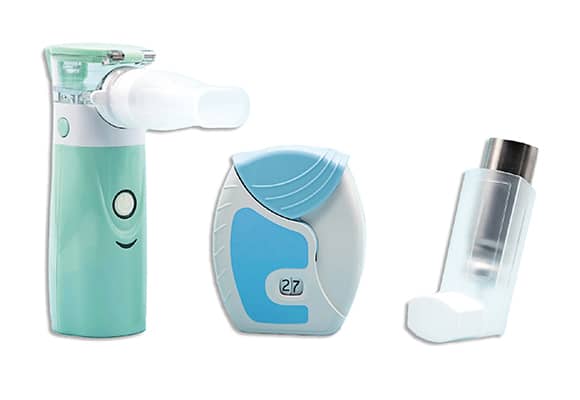 Drei Arten von Inhalatoren: ein grüner und weißer Vernebler, ein blauer und weißer Trockenpulverinhalator und ein durchsichtiger Dosierinhalator aus Kunststoff, nebeneinander auf weißem Hintergrund dargestellt.